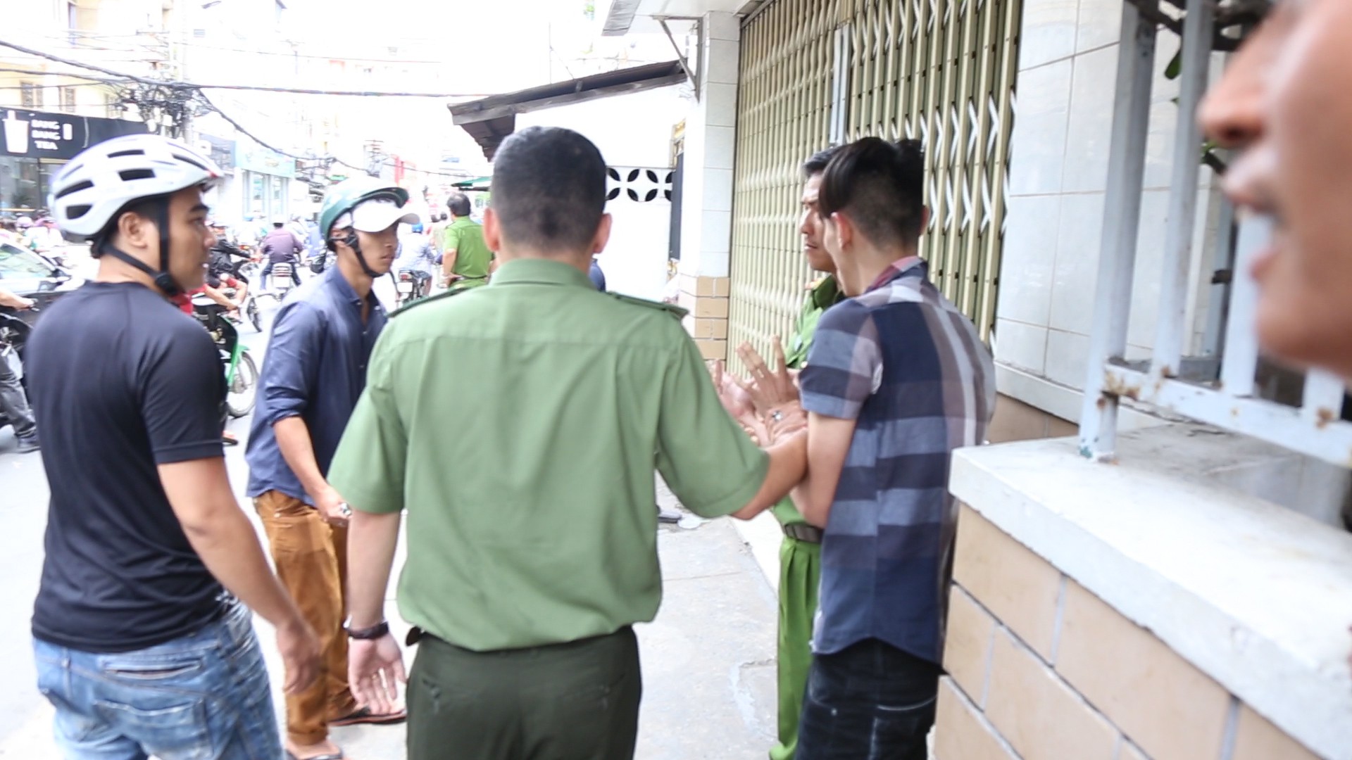 Cả trăm người lao vào tranh cướp, suýt ẩu đả vì giật tiền cúng cô hồn ở Sài Gòn - Ảnh 12. Cả trăm người lao vào tranh cướp, suýt ẩu đả vì giật tiền cúng cô hồn ở Sài Gòn - Ảnh 12.