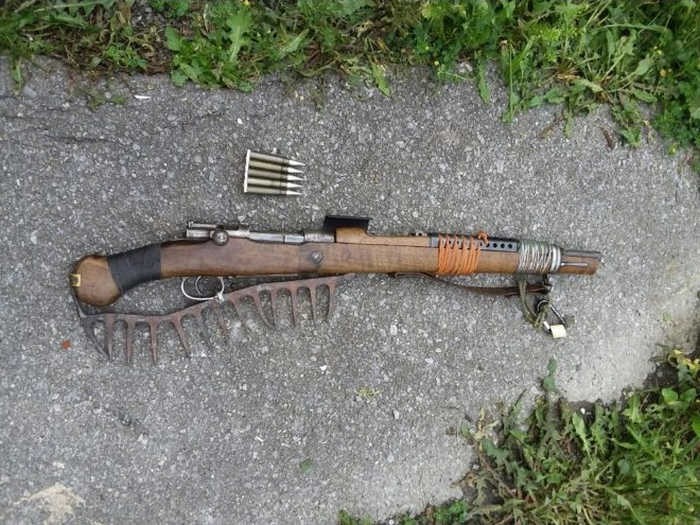 Súng trường AR-15 và và Ottoman Mauser 1893 phiên bản đồng nát hậu tận thế cực độc lạ - Ảnh 3. Súng trường AR-15 và và Ottoman Mauser 1893 phiên bản đồng nát hậu tận thế cực độc lạ - Ảnh 3.