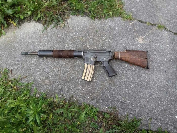 Súng trường AR-15 và và Ottoman Mauser 1893 phiên bản đồng nát hậu tận thế cực độc lạ - Ảnh 2. Súng trường AR-15 và và Ottoman Mauser 1893 phiên bản đồng nát hậu tận thế cực độc lạ - Ảnh 2.