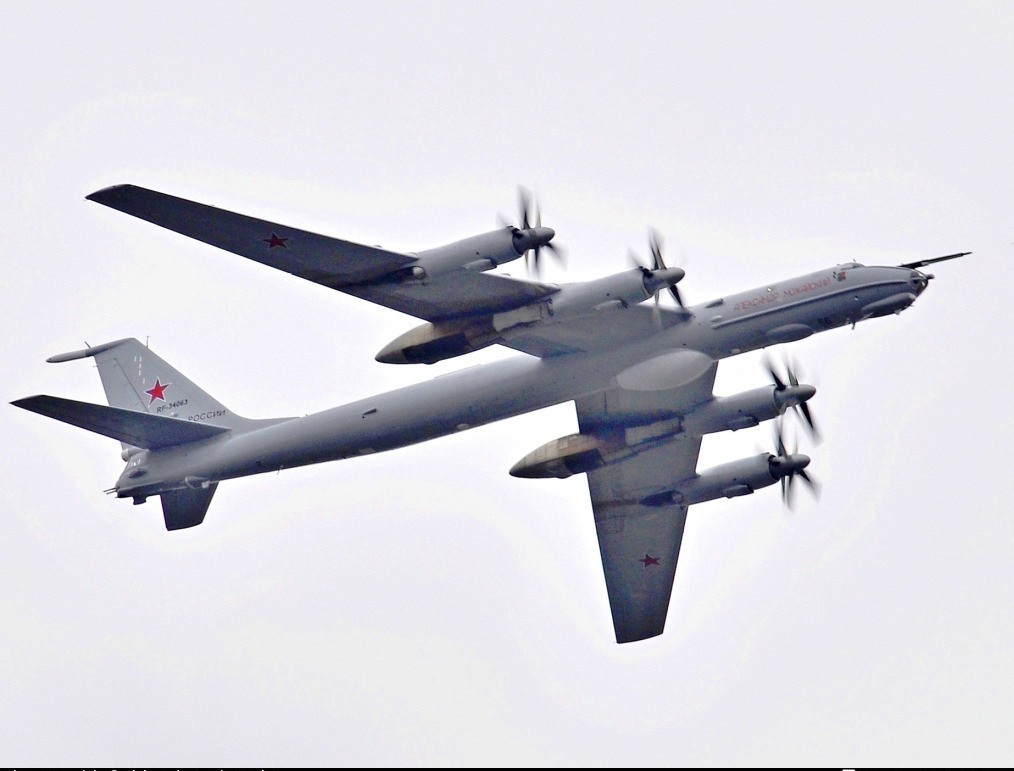 Tàu ngầm Anh-Mỹ áp sát Syria, Tu-142MK Nga phục sẵn nghênh đón: Cá sắp chui vào rọ? - Ảnh 2. Tàu ngầm Anh-Mỹ áp sát Syria, Tu-142MK Nga phục sẵn nghênh đón: Cá sắp chui vào rọ? - Ảnh 2.