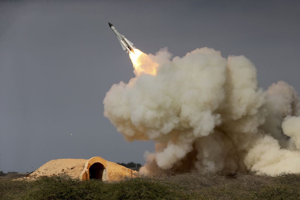 Hứng sấm sét từ Israel sáng nay: Tên lửa PK bắn xa nhất Syria tan tành và vô dụng? - Ảnh 2. Hứng sấm sét từ Israel sáng nay: Tên lửa PK bắn xa nhất Syria tan tành và vô dụng? - Ảnh 2.