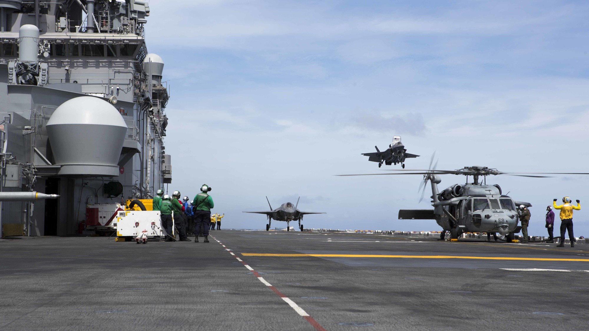 Mỹ nói F-35 vô song, Nga giễu cợt: Tàng hình thua cả Su-57, sao qua mặt S-300/400 ở Syria - Ảnh 3. Mỹ nói F-35 vô song, Nga giễu cợt: Tàng hình thua cả Su-57, sao qua mặt S-300/400 ở Syria - Ảnh 3.