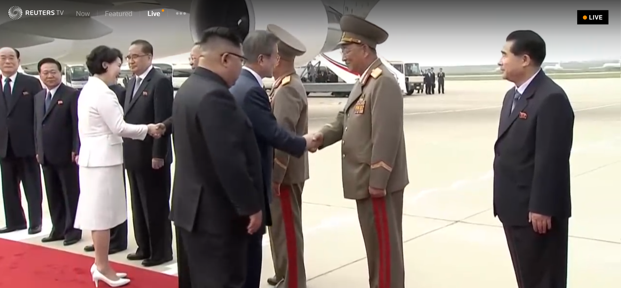Ông Kim Jong-un đích thân ra sân bay đón tổng thống Hàn Quốc theo nghi thức trọng thể nhất - Ảnh 7. Ông Kim Jong-un đích thân ra sân bay đón tổng thống Hàn Quốc theo nghi thức trọng thể nhất - Ảnh 7.