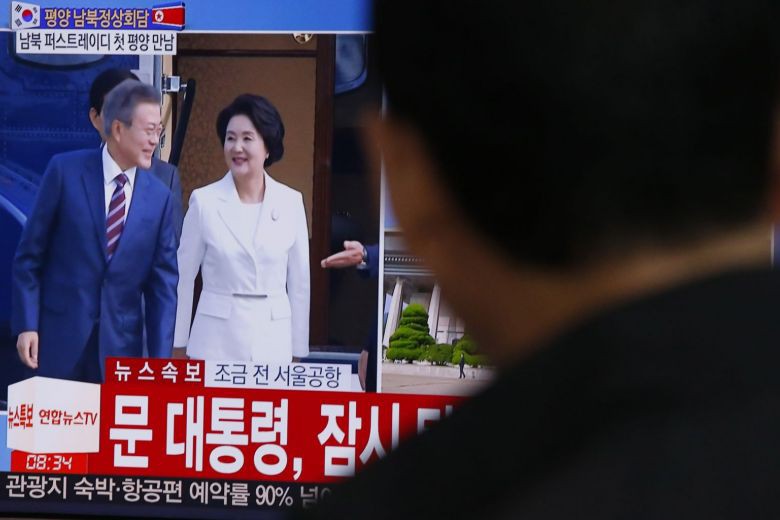 Ông Kim Jong-un đích thân ra sân bay đón tổng thống Hàn Quốc theo nghi thức trọng thể nhất - Ảnh 1. Ông Kim Jong-un đích thân ra sân bay đón tổng thống Hàn Quốc theo nghi thức trọng thể nhất - Ảnh 1.