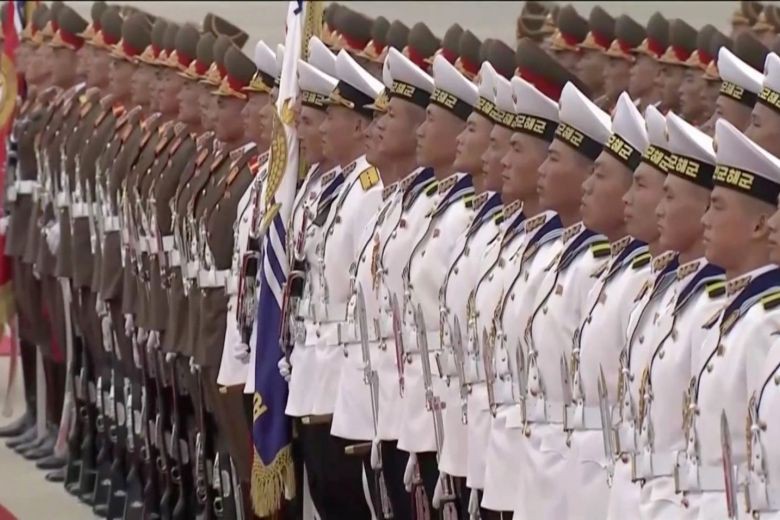 Ông Kim Jong-un đích thân ra sân bay đón tổng thống Hàn Quốc theo nghi thức trọng thể nhất - Ảnh 2. Ông Kim Jong-un đích thân ra sân bay đón tổng thống Hàn Quốc theo nghi thức trọng thể nhất - Ảnh 2.