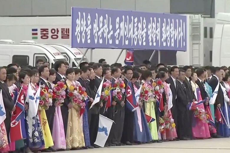 Ông Kim Jong-un đích thân ra sân bay đón tổng thống Hàn Quốc theo nghi thức trọng thể nhất - Ảnh 4. Ông Kim Jong-un đích thân ra sân bay đón tổng thống Hàn Quốc theo nghi thức trọng thể nhất - Ảnh 4.