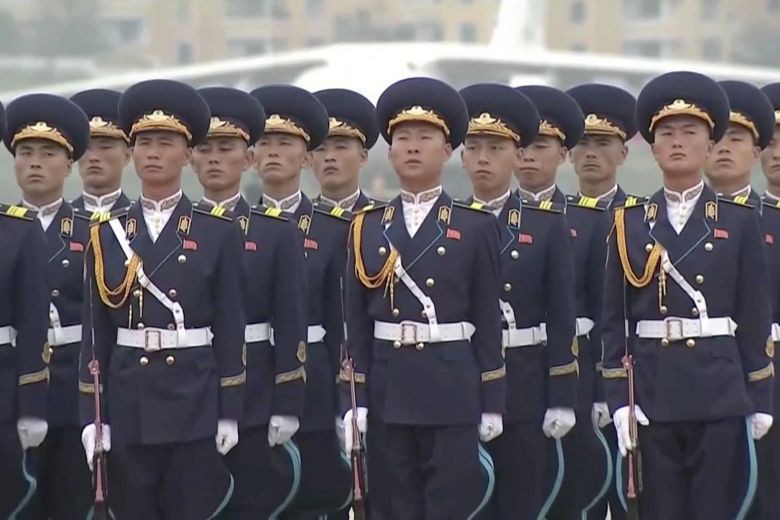 Ông Kim Jong-un đích thân ra sân bay đón tổng thống Hàn Quốc theo nghi thức trọng thể nhất - Ảnh 3. Ông Kim Jong-un đích thân ra sân bay đón tổng thống Hàn Quốc theo nghi thức trọng thể nhất - Ảnh 3.