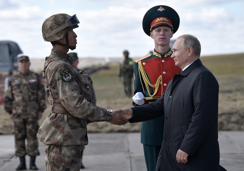 Tập trận với Nga, khách không mời từ Trung Quốc lừ lừ xuất hiện: Do thám điều gì? - Ảnh 1. Tập trận với Nga, khách không mời từ Trung Quốc lừ lừ xuất hiện: Do thám điều gì? - Ảnh 1.