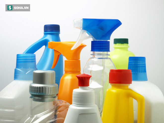 Nhà bạn tích trữ bao nhiêu lọ hóa chất tẩy rửa, vệ sinh: Hãy xem 7 tác hại trước khi mở nắp - Ảnh 1.