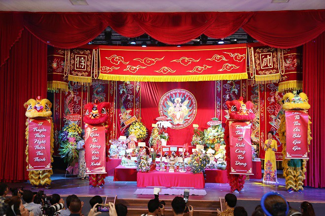 Sân khấu Trịnh Kim Chi thực hiện nghi lễ cúng Tổ long trọng bậc nhất Sài Gòn - Ảnh 2.