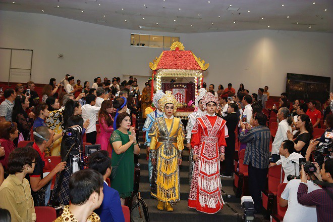 Sân khấu Trịnh Kim Chi thực hiện nghi lễ cúng Tổ long trọng bậc nhất Sài Gòn - Ảnh 3.