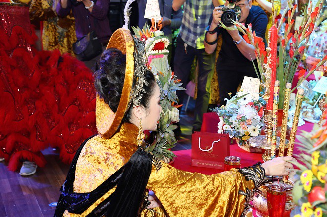 Sân khấu Trịnh Kim Chi thực hiện nghi lễ cúng Tổ long trọng bậc nhất Sài Gòn - Ảnh 7.