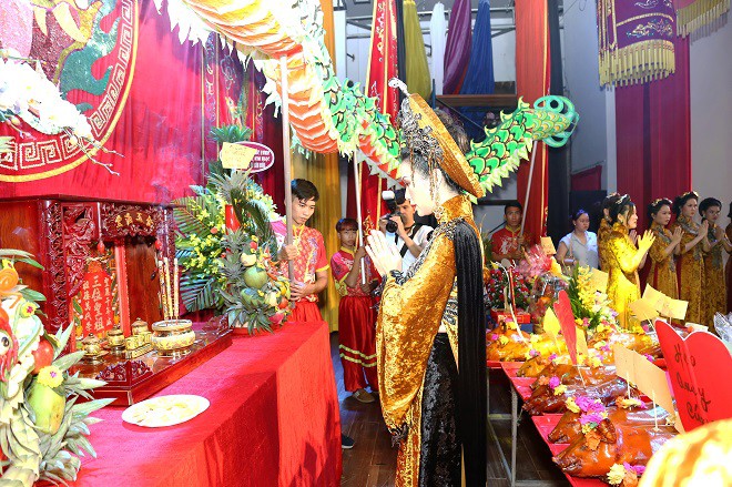 Sân khấu Trịnh Kim Chi thực hiện nghi lễ cúng Tổ long trọng bậc nhất Sài Gòn - Ảnh 8.