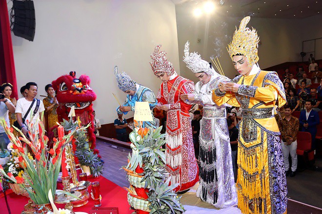 Sân khấu Trịnh Kim Chi thực hiện nghi lễ cúng Tổ long trọng bậc nhất Sài Gòn - Ảnh 9.