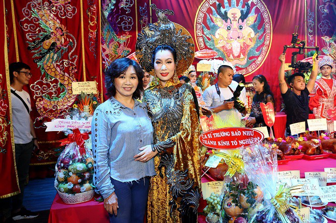 Sân khấu Trịnh Kim Chi thực hiện nghi lễ cúng Tổ long trọng bậc nhất Sài Gòn - Ảnh 12.