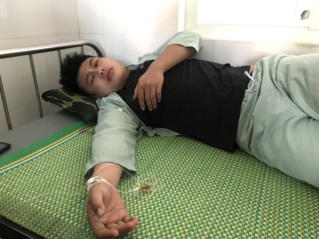 Nhập viện trong tình trạng co giật, nam thanh niên tố bị công an đánh khi lấy lời khai - ảnh 3 Nhập viện trong tình trạng co giật, nam thanh niên tố bị công an đánh khi lấy lời khai - Ảnh 4.