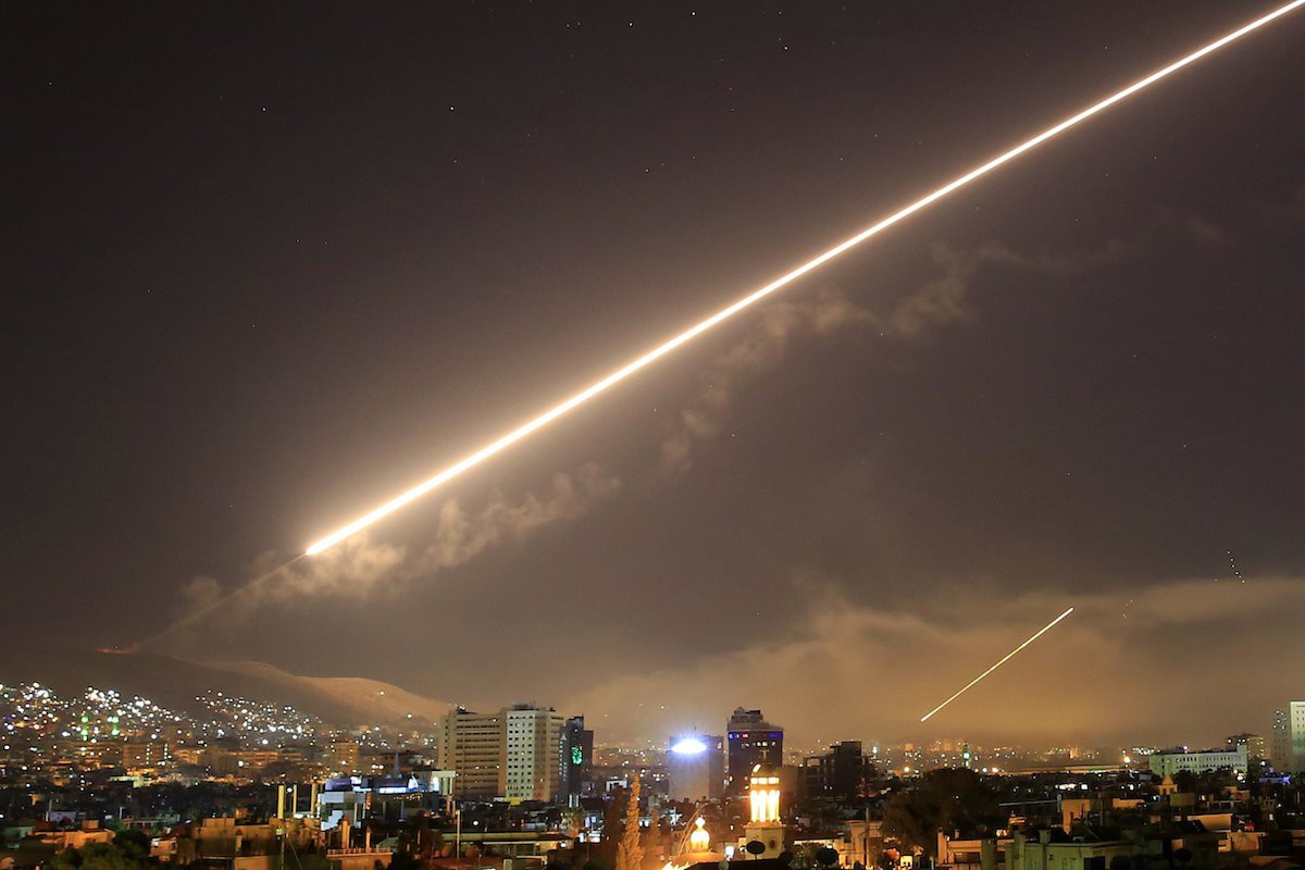 Nếu Mỹ và đồng minh tấn công Syria: Thiên la, địa võng và giấy báo tử đã sẵn sàng? - Ảnh 3. Nếu Mỹ và đồng minh tấn công Syria: Thiên la, địa võng và giấy báo tử đã sẵn sàng? - Ảnh 3.