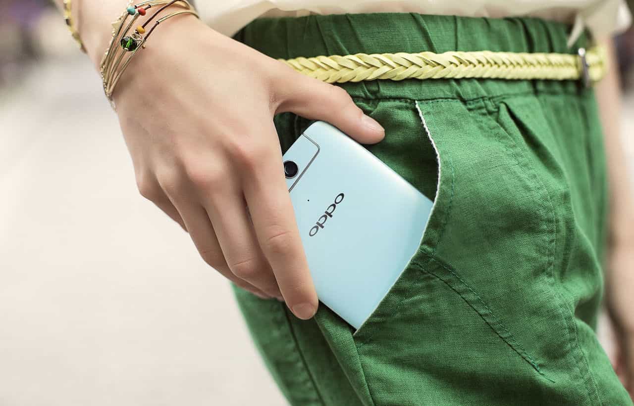 Người hay dùng điện thoại hãy ghi nhớ những nguyên tắc sau để không gây hại sức khỏe - Ảnh 1. Người hay dùng điện thoại hãy ghi nhớ những nguyên tắc sau để không gây hại sức khỏe - Ảnh 1.