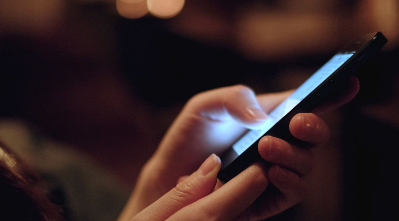 Người hay dùng điện thoại hãy ghi nhớ những nguyên tắc sau để không gây hại sức khỏe - Ảnh 3. Người hay dùng điện thoại hãy ghi nhớ những nguyên tắc sau để không gây hại sức khỏe - Ảnh 3.