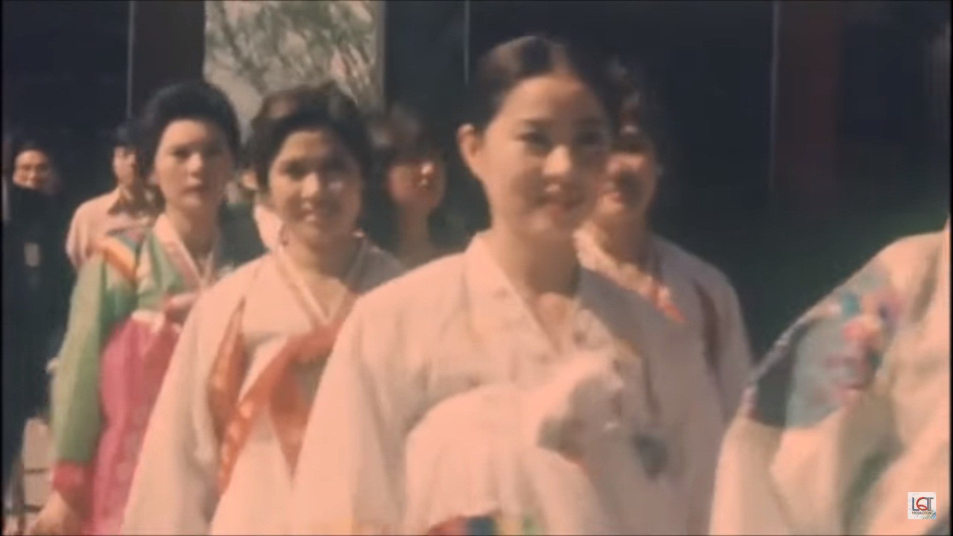 Ảnh cực hiếm: Thẩm Thúy Hằng - Thanh Nga xinh đẹp, đẳng cấp như minh tinh tại LHP Châu Á - Ảnh 2. Ảnh cực hiếm: Thẩm Thúy Hằng - Thanh Nga xinh đẹp, đẳng cấp như minh tinh tại LHP Châu Á - Ảnh 2.