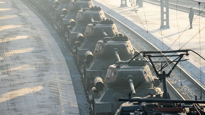 Dân Nga hân hoan đón chào xe tăng T-34 huyền thoại trở về từ Lào - Ảnh 2. Dân Nga hân hoan đón chào xe tăng T-34 huyền thoại trở về từ Lào - Ảnh 2.