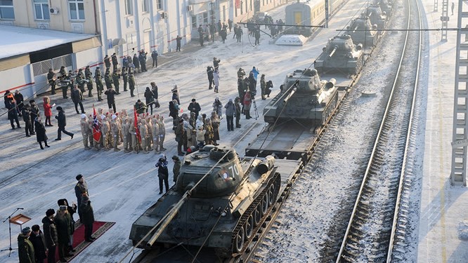 Dân Nga hân hoan đón chào xe tăng T-34 huyền thoại trở về từ Lào - Ảnh 3. Dân Nga hân hoan đón chào xe tăng T-34 huyền thoại trở về từ Lào - Ảnh 3.