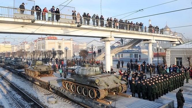 Dân Nga hân hoan đón chào xe tăng T-34 huyền thoại trở về từ Lào - Ảnh 4. Dân Nga hân hoan đón chào xe tăng T-34 huyền thoại trở về từ Lào - Ảnh 4.