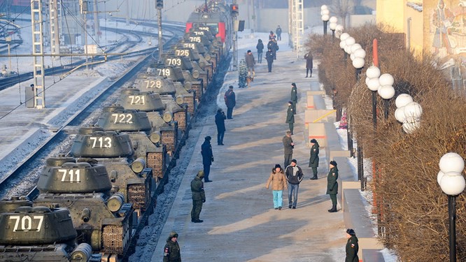 Dân Nga hân hoan đón chào xe tăng T-34 huyền thoại trở về từ Lào - Ảnh 5. Dân Nga hân hoan đón chào xe tăng T-34 huyền thoại trở về từ Lào - Ảnh 5.