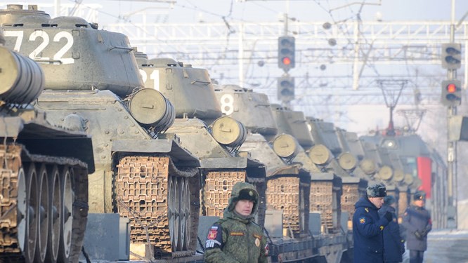 Dân Nga hân hoan đón chào xe tăng T-34 huyền thoại trở về từ Lào - Ảnh 8. Dân Nga hân hoan đón chào xe tăng T-34 huyền thoại trở về từ Lào - Ảnh 8.