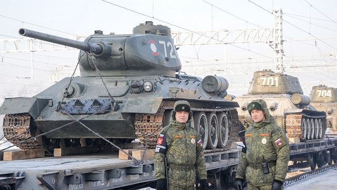 Dân Nga hân hoan đón chào xe tăng T-34 huyền thoại trở về từ Lào - Ảnh 9. Dân Nga hân hoan đón chào xe tăng T-34 huyền thoại trở về từ Lào - Ảnh 9.
