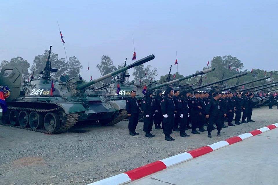 Không chịu kém Lào, Quân đội Campuchia phô diễn vũ khí tối tân kỷ niệm 20 năm thành lập - Ảnh 4. Không chịu kém Lào, Quân đội Campuchia phô diễn vũ khí tối tân kỷ niệm 20 năm thành lập - Ảnh 4.