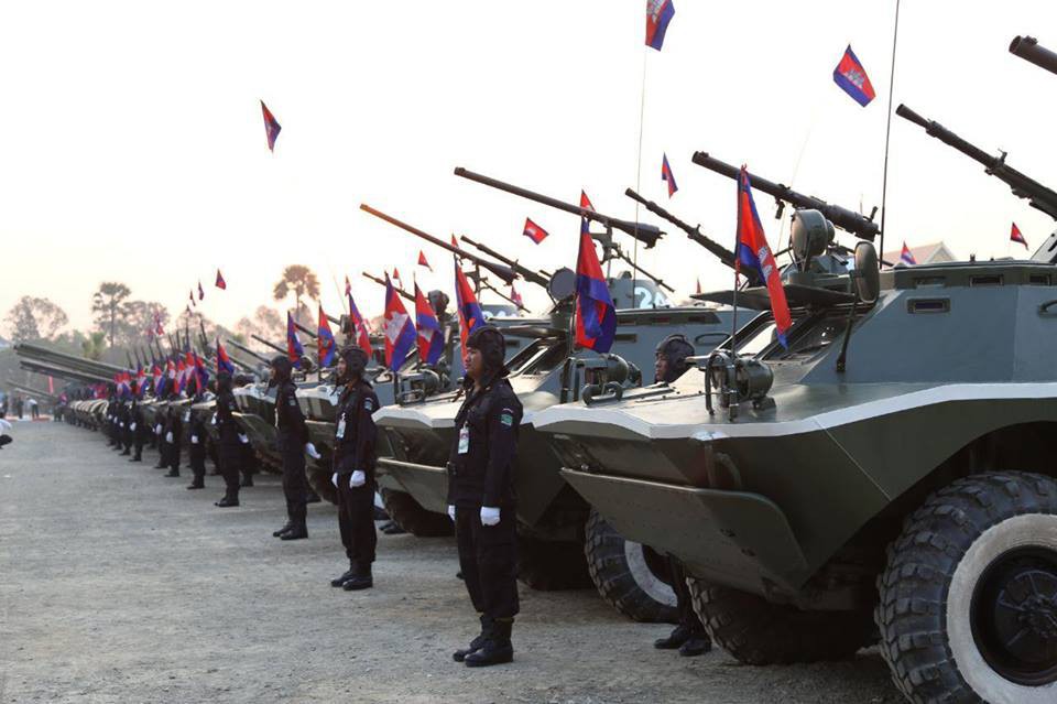 Không chịu kém Lào, Quân đội Campuchia phô diễn vũ khí tối tân kỷ niệm 20 năm thành lập - Ảnh 5. Không chịu kém Lào, Quân đội Campuchia phô diễn vũ khí tối tân kỷ niệm 20 năm thành lập - Ảnh 5.