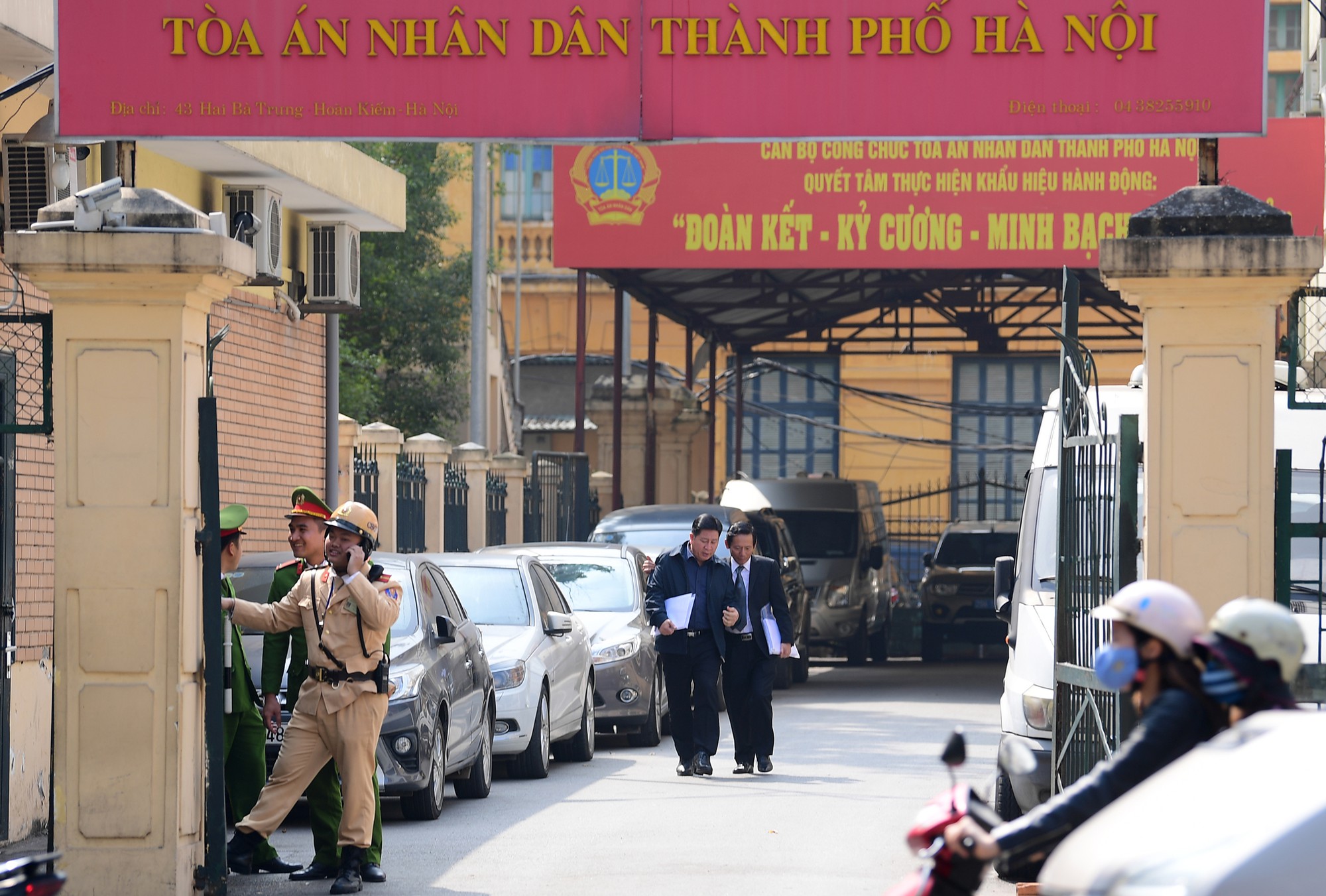 Sau khi bị tuyên hơn 30 tháng tù, 2 cựu Thứ trưởng Bộ Công an bình thản rời tòa - Ảnh 5. Sau khi bị tuyên hơn 30 tháng tù, 2 cựu Thứ trưởng Bộ Công an bình thản rời tòa - Ảnh 5.