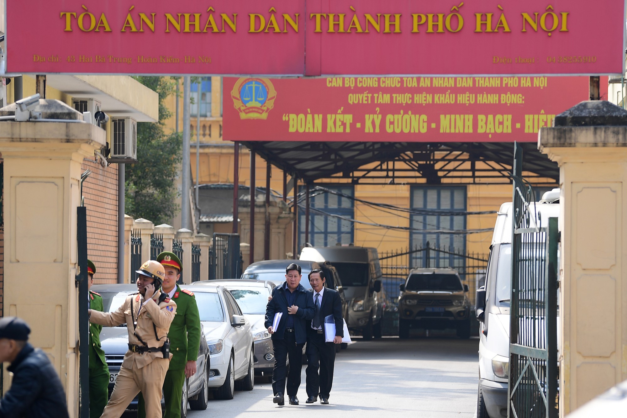 Sau khi bị tuyên hơn 30 tháng tù, 2 cựu Thứ trưởng Bộ Công an bình thản rời tòa - Ảnh 7. Sau khi bị tuyên hơn 30 tháng tù, 2 cựu Thứ trưởng Bộ Công an bình thản rời tòa - Ảnh 7.