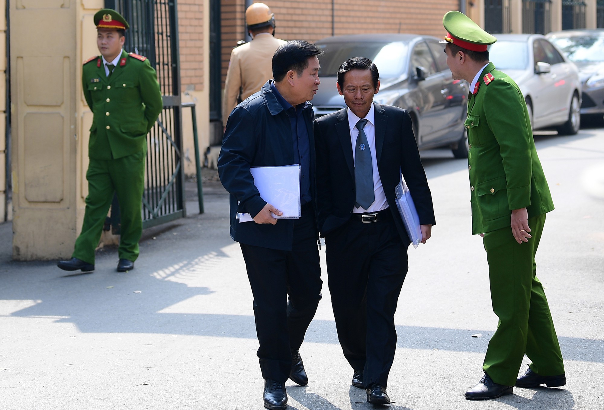 Sau khi bị tuyên hơn 30 tháng tù, 2 cựu Thứ trưởng Bộ Công an bình thản rời tòa - Ảnh 8. Sau khi bị tuyên hơn 30 tháng tù, 2 cựu Thứ trưởng Bộ Công an bình thản rời tòa - Ảnh 8.