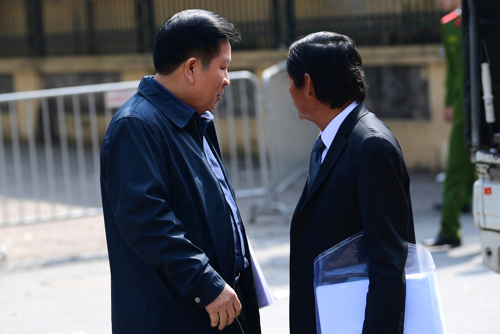 Sau khi bị tuyên hơn 30 tháng tù, 2 cựu Thứ trưởng Bộ Công an bình thản rời tòa - Ảnh 10. Sau khi bị tuyên hơn 30 tháng tù, 2 cựu Thứ trưởng Bộ Công an bình thản rời tòa - Ảnh 10.