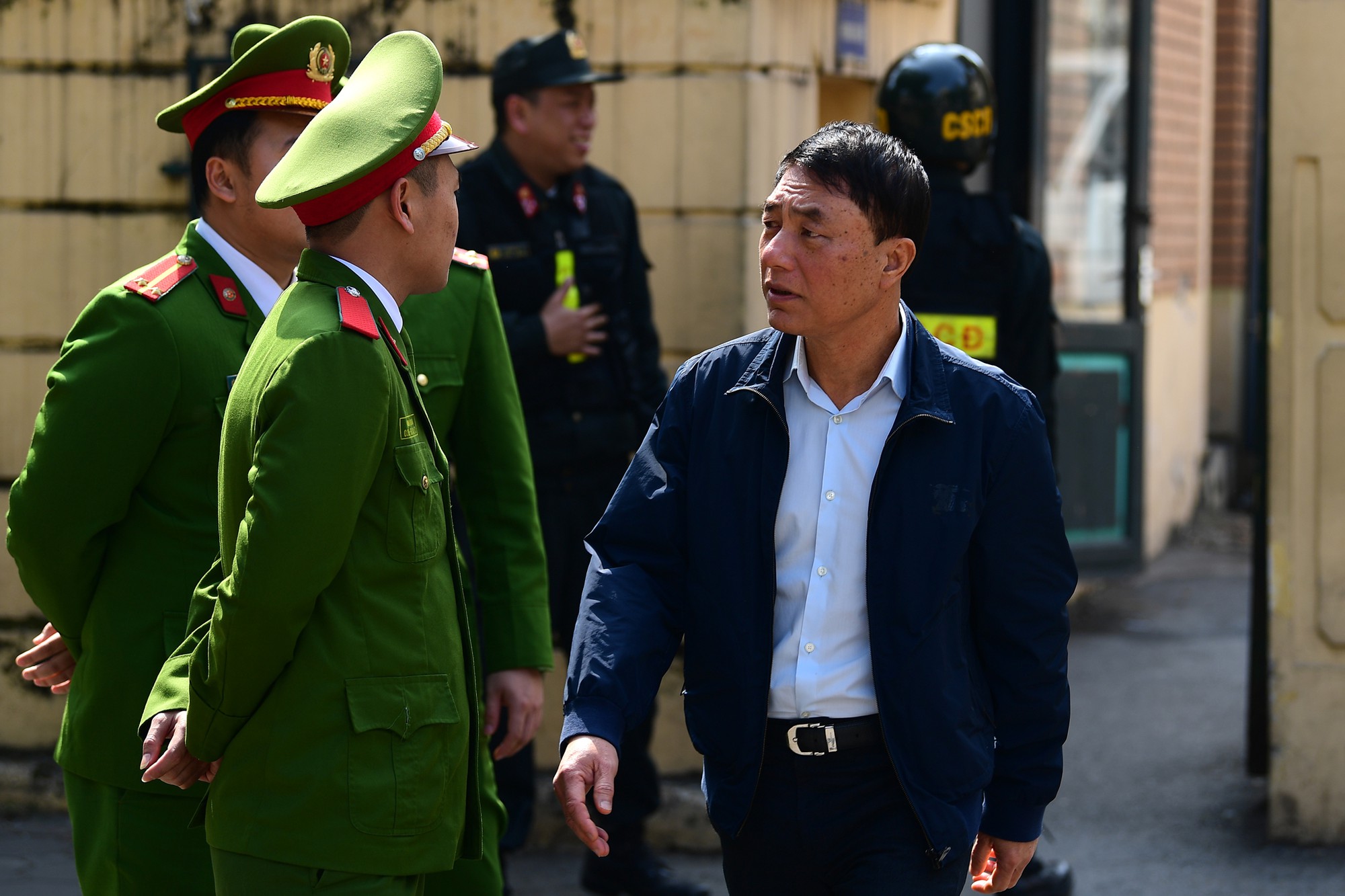 Sau khi bị tuyên hơn 30 tháng tù, 2 cựu Thứ trưởng Bộ Công an bình thản rời tòa - Ảnh 14. Sau khi bị tuyên hơn 30 tháng tù, 2 cựu Thứ trưởng Bộ Công an bình thản rời tòa - Ảnh 14.