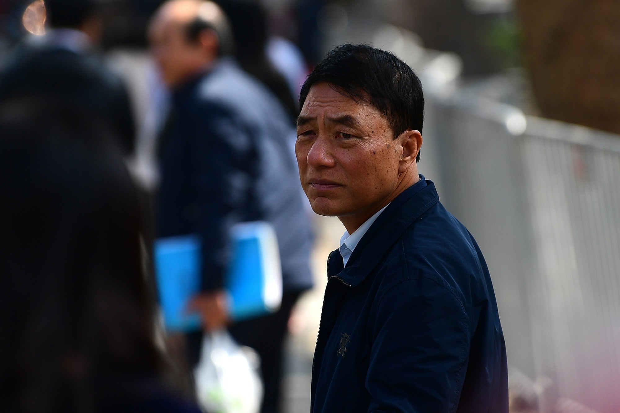 Sau khi bị tuyên hơn 30 tháng tù, 2 cựu Thứ trưởng Bộ Công an bình thản rời tòa - Ảnh 15. Sau khi bị tuyên hơn 30 tháng tù, 2 cựu Thứ trưởng Bộ Công an bình thản rời tòa - Ảnh 15.