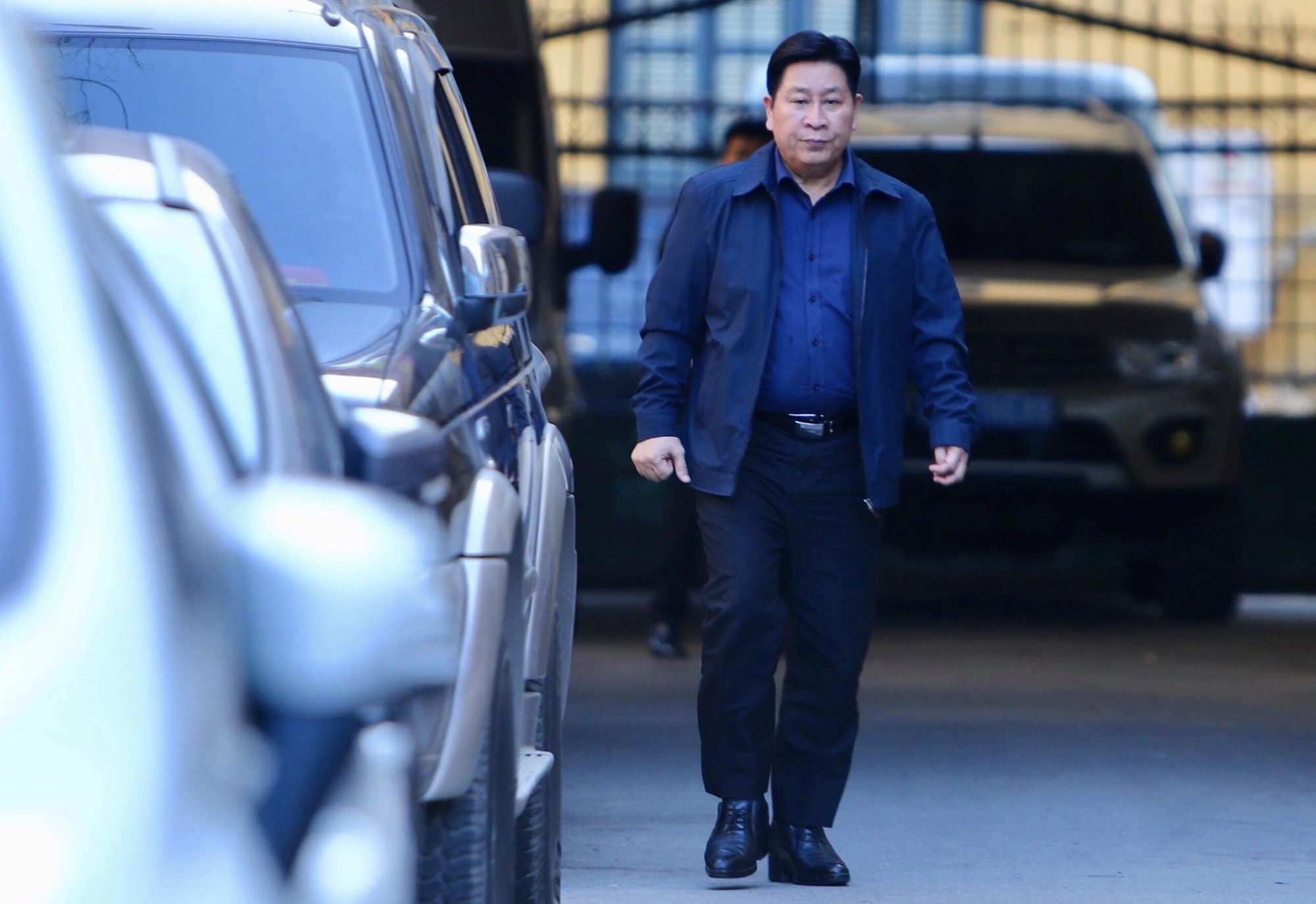 Sau khi bị tuyên hơn 30 tháng tù, 2 cựu Thứ trưởng Bộ Công an bình thản rời tòa - Ảnh 2. Sau khi bị tuyên hơn 30 tháng tù, 2 cựu Thứ trưởng Bộ Công an bình thản rời tòa - Ảnh 2.