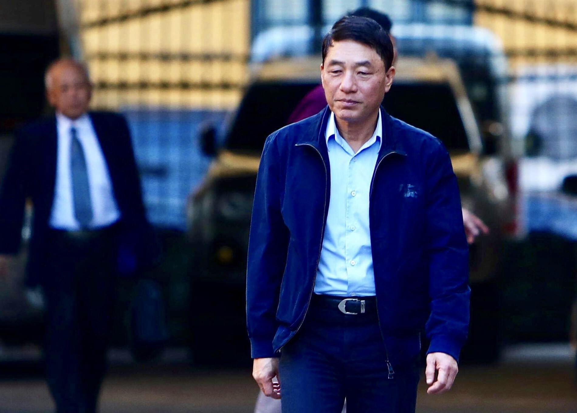 Sau khi bị tuyên hơn 30 tháng tù, 2 cựu Thứ trưởng Bộ Công an bình thản rời tòa - Ảnh 3. Sau khi bị tuyên hơn 30 tháng tù, 2 cựu Thứ trưởng Bộ Công an bình thản rời tòa - Ảnh 3.