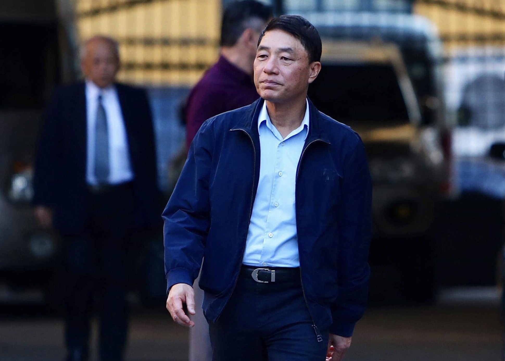 Sau khi bị tuyên hơn 30 tháng tù, 2 cựu Thứ trưởng Bộ Công an bình thản rời tòa - Ảnh 4. Sau khi bị tuyên hơn 30 tháng tù, 2 cựu Thứ trưởng Bộ Công an bình thản rời tòa - Ảnh 4.