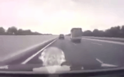 Clip xe tải nổ lốp, đánh võng trước khi lật nghiêng trên cao tốc Hà Nội - Hải Phòng