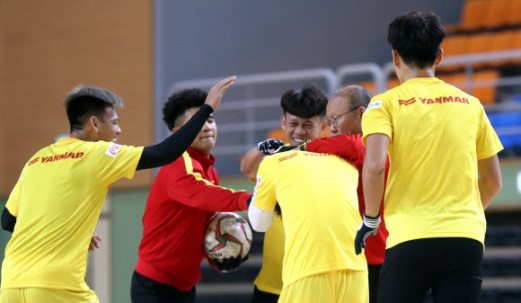HLV Park Hang-seo hài hước, rủ học trò đánh hội đồng cầu thủ U23 Việt Nam - Ảnh 1.