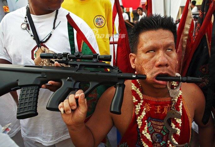 Những màn hành xác với súng kinh hoàng nhất thế giới - Ảnh 3. Những màn hành xác với súng kinh hoàng nhất thế giới - Ảnh 3.