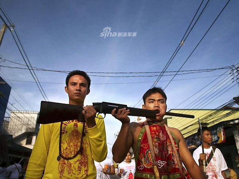 Những màn hành xác với súng kinh hoàng nhất thế giới - Ảnh 4. Những màn hành xác với súng kinh hoàng nhất thế giới - Ảnh 4.