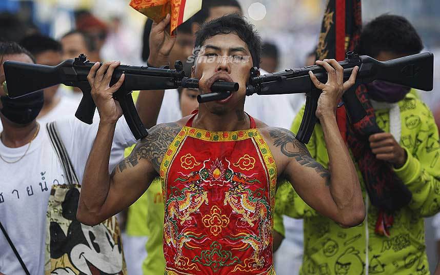 Những màn hành xác với súng kinh hoàng nhất thế giới - Ảnh 7. Những màn hành xác với súng kinh hoàng nhất thế giới - Ảnh 7.