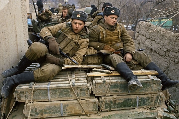 Ảnh tư liệu về cuộc rút lui của quân đội Liên Xô khỏi Afghanistan - Ảnh 12. Ảnh tư liệu về cuộc rút lui của quân đội Liên Xô khỏi Afghanistan - Ảnh 12.