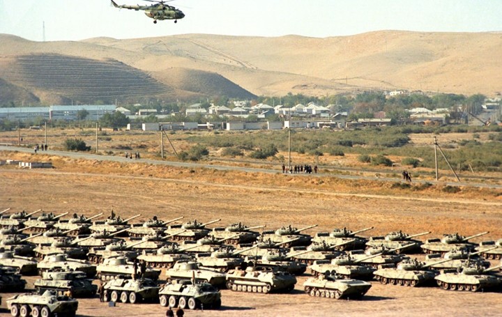 Ảnh tư liệu về cuộc rút lui của quân đội Liên Xô khỏi Afghanistan - Ảnh 9. Ảnh tư liệu về cuộc rút lui của quân đội Liên Xô khỏi Afghanistan - Ảnh 9.