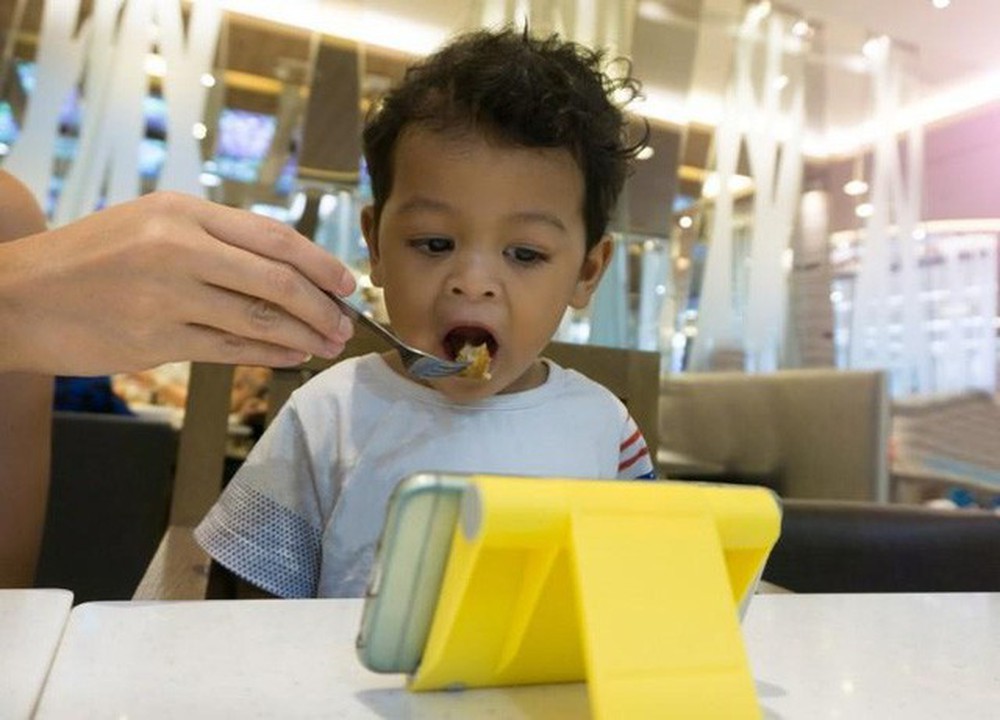 Vừa ăn vừa xem điện thoại: Thói quen xấu đánh cắp sức khỏe của cả người lớn và trẻ nhỏ - Ảnh 2. Vừa ăn vừa xem điện thoại: Thói quen xấu đánh cắp sức khỏe của cả người lớn và trẻ nhỏ - Ảnh 2.