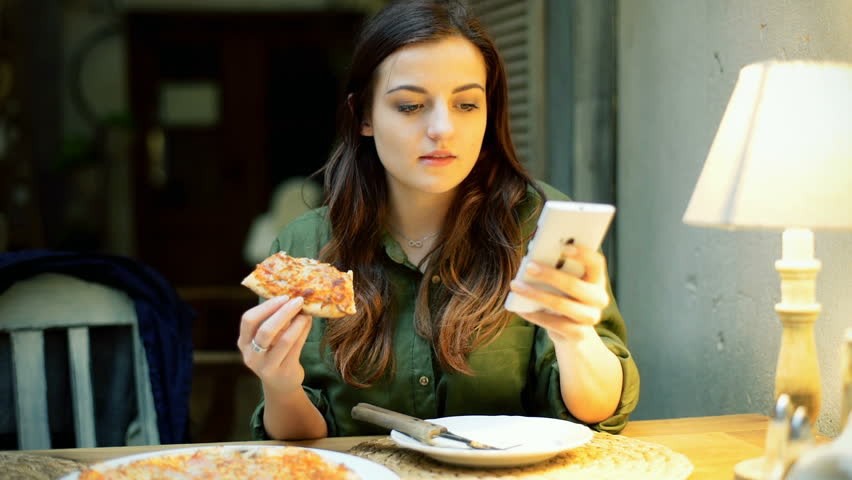 Vừa ăn vừa xem điện thoại: Thói quen xấu đánh cắp sức khỏe của cả người lớn và trẻ nhỏ - Ảnh 3. Vừa ăn vừa xem điện thoại: Thói quen xấu đánh cắp sức khỏe của cả người lớn và trẻ nhỏ - Ảnh 3.